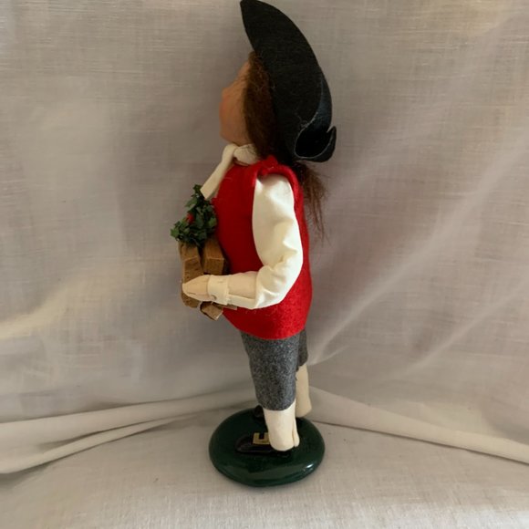 Byer's Choice 2002 Williamsburg Carolers Boy with Stack of Wood - Picture 6 of 7